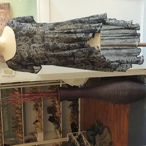 Torrid black and white Paisley print high low top size 00(Torrid)